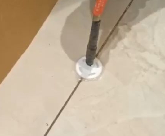 贾汪瓷砖空鼓维修公司专业解答瓷砖在铺贴过程中，如果没有涂抹均匀到位的粘结材料（如水泥砂浆或瓷砖胶），可能会导致以下问题
