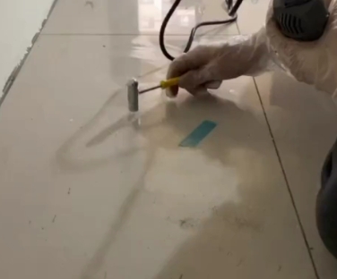 贾汪瓷砖开裂维修公司专业分享瓷砖在铺贴前如果没有沥干水分，将会导致以下问题