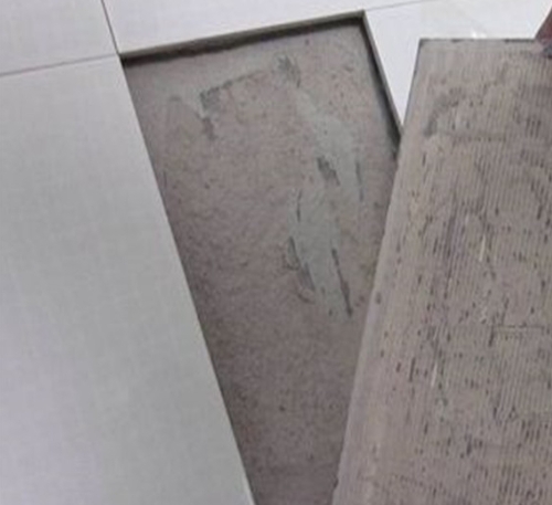 贾汪瓷砖空鼓维修公司分享瓷砖铺贴时如果打浆（即涂抹在瓷砖背面和基层上的砂浆或瓷砖胶）过少，会带来以下问题